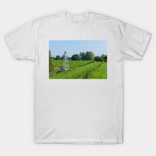 Liener Hörn lighthouse on the Huntedeich, Elsfleth; district of Wesermarsch; Lower Saxony; Germany; Europe T-Shirt